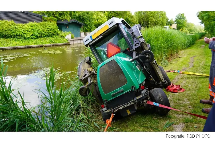 Brandweer bevrijdt bestuurder uit grasmaaier die bijna in water belandt