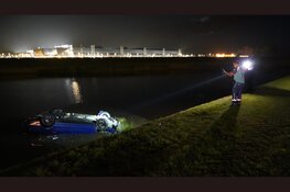 Auto belandt over de kop in sloot, twee gewonden