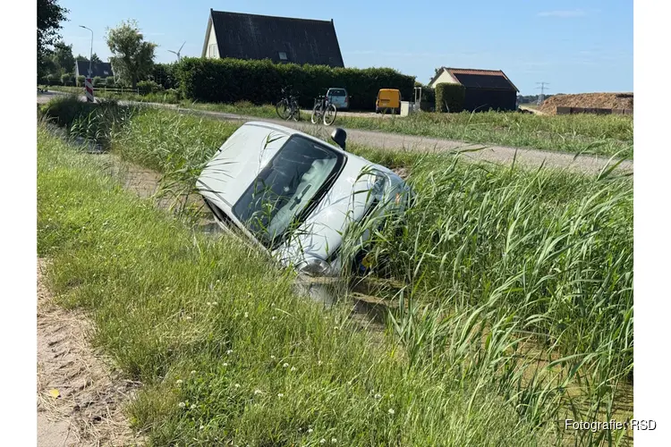 Auto te water na uitwijkmanoeuvre voor tractor in Anna Paulowna