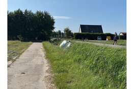 Auto te water na uitwijkmanoeuvre voor tractor in Anna Paulowna