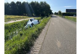 Auto te water na uitwijkmanoeuvre voor tractor in Anna Paulowna