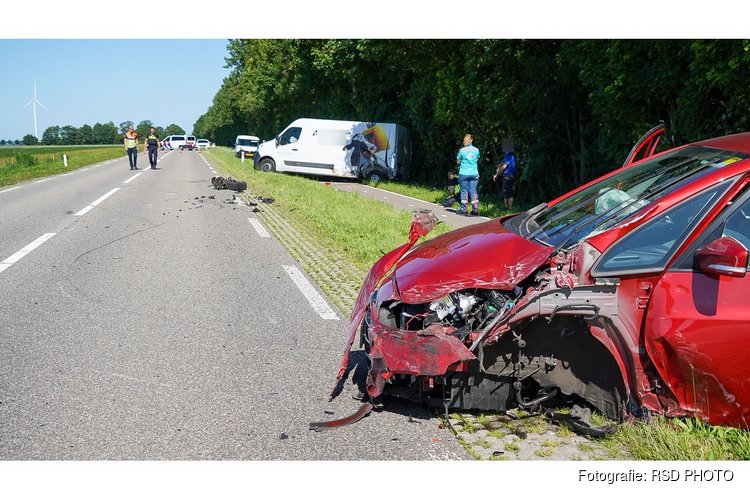 Veel schade en twee gewonden na botsing op N248