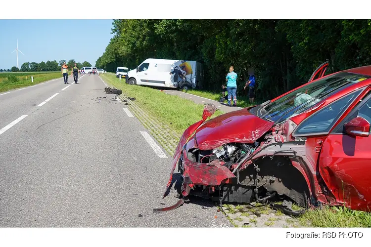 Veel schade en twee gewonden na botsing op N248