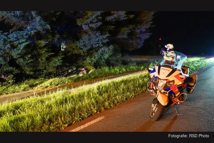 Auto raakt van de weg op N240, bestuurder probeert te vluchten