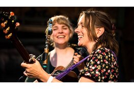 Sophie Janna en Margot Merah presenteren hun ’Folkconcert The Lasses’ in Scagon De Luxe
