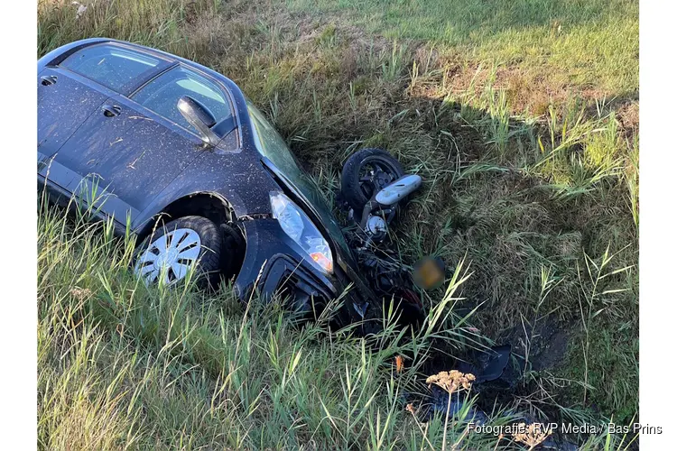 Twee voertuigen in sloot na ongeval op kruising in Hippolytushoef