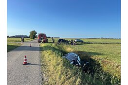 Twee voertuigen in sloot na ongeval op kruising in Hippolytushoef