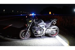 Motorrijder gewond na val over balk op snelweg