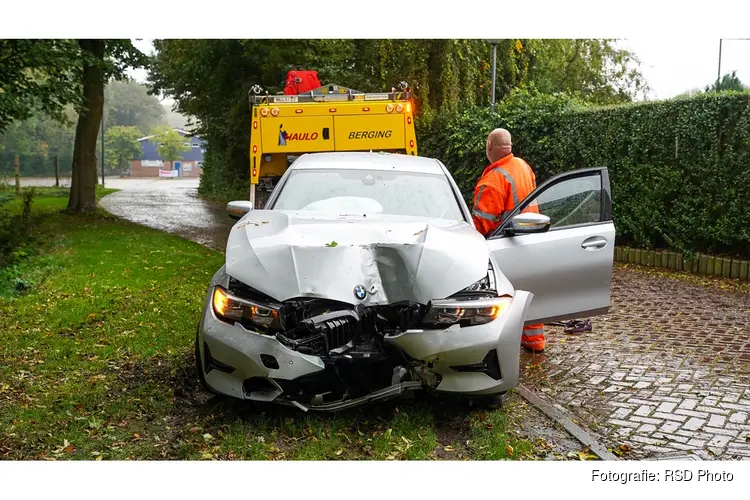 Automobilist botst tegen boom in Wieringerwerf en slaat op de vlucht