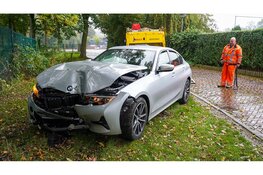 Automobilist botst tegen boom in Wieringerwerf en slaat op de vlucht