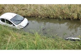 Auto te water in Wieringerwaard, bestuurder gewond