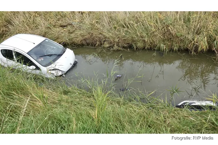 Auto te water in Wieringerwaard, bestuurder gewond