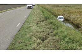 Auto te water in Wieringerwaard, bestuurder gewond