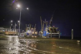 Hoogwater in Den Oever: water stroomt al over de kades