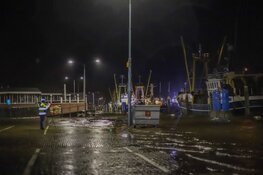 Hoogwater in Den Oever: water stroomt al over de kades