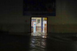 Hoogwater in Den Oever: water stroomt al over de kades