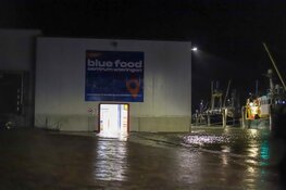 Hoogwater in Den Oever: water stroomt al over de kades