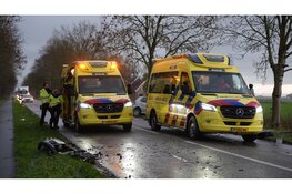 Persoon bekneld na frontale botsing in Slootdorp, traumahelikopter gealarmeerd