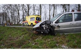 Persoon bekneld na frontale botsing in Slootdorp, traumahelikopter gealarmeerd
