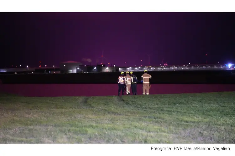 Hulpdiensten zoeken naar mogelijk voertuig te water in Middenmeer