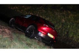 Kerstavond valt in duigen nadat automobilist met auto in sloot belandt