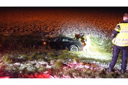 Auto belandt in sloot door gladheid