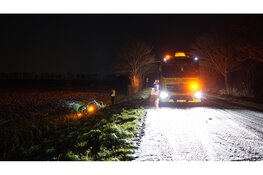 Auto belandt in sloot door gladheid