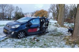 Auto raakt in de slip en botst hard op boom, gladheid vermoedelijke oorzaak
