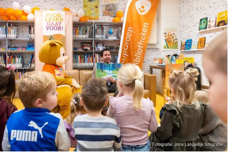 Wethouder Mark Versteeg leest voor tijdens de Nationale Voorleesdagen