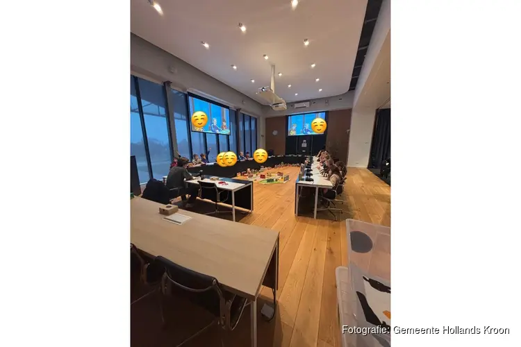 Leerlingen bouwen hun eigen stad tijdens Democracity in de raadzaal van Hollands Kroon