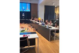 Leerlingen bouwen hun eigen stad tijdens Democracity in de raadzaal van Hollands Kroon