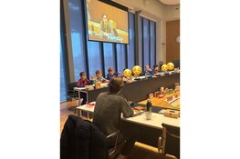 Leerlingen bouwen hun eigen stad tijdens Democracity in de raadzaal van Hollands Kroon