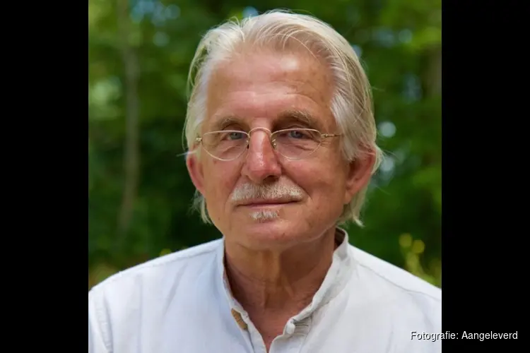 Frans Bromet als gast  bij Kunst Verklaard  in Scagon De Luxe