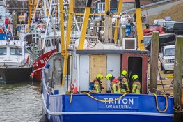 Brand in vissersschip in haven van Den Oever