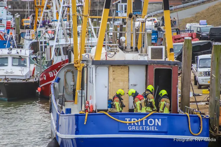 Brand in vissersschip in haven van Den Oever