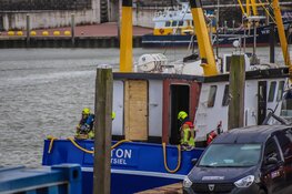 Brand in vissersschip in haven van Den Oever