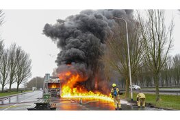 Vrachtwagen volledig in brand langs A7, brandweer schaalt groots op