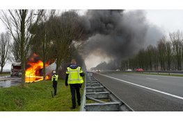 Vrachtwagen volledig in brand langs A7, brandweer schaalt groots op