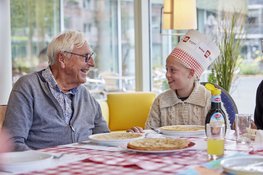 Zeven basisscholen in gemeente Hollands Kroon bakken pannenkoeken voor ouderen