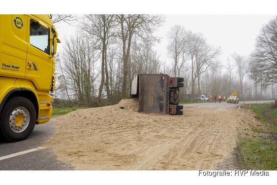 Vrachtwagen vol met zand belandt op zijkant op N248 bij Middenmeer