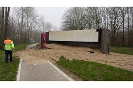 Vrachtwagen vol met zand belandt op zijkant op N248 bij Middenmeer
