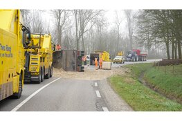 Vrachtwagen vol met zand belandt op zijkant op N248 bij Middenmeer