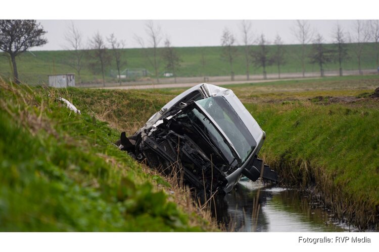 Persoon overleden na frontale botsing met vrachtwagen in Wieringerwerf