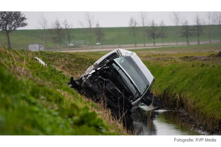 Persoon overleden na frontale botsing met vrachtwagen in Wieringerwerf