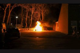 Auto door brand verwoest in Hippolytushoef