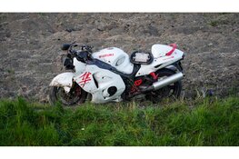 Twee motoren vliegen van Westfriesedijk bij Kolhorn