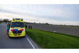 Twee motoren vliegen van Westfriesedijk bij Kolhorn