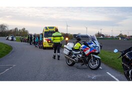 Twee motoren vliegen van Westfriesedijk bij Kolhorn