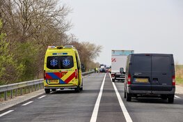 Kop-staartbotsing met twee voertuigen op N99 bij Breezand