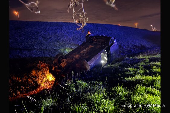 Auto over de kop bij ongeluk Middenmeer, bestuurder gevlucht, politiehelikopter ingezet